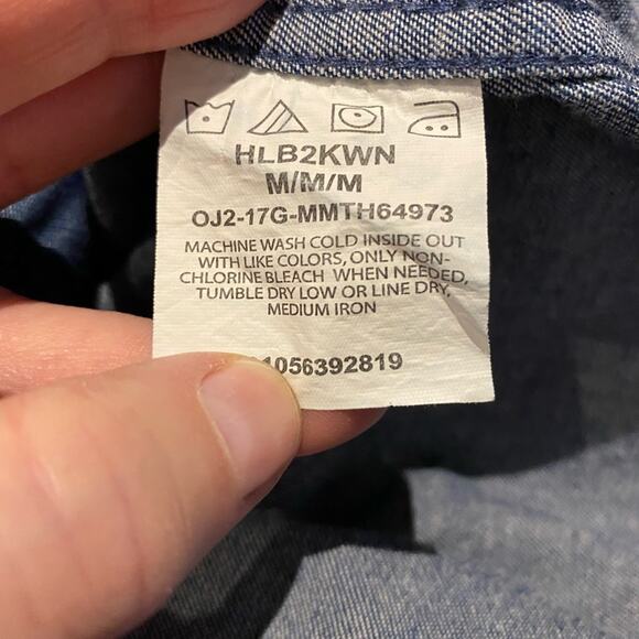 Wrangler Men’s size medium cotton denim long sleeve button front shirt. - Picture 4 of 5